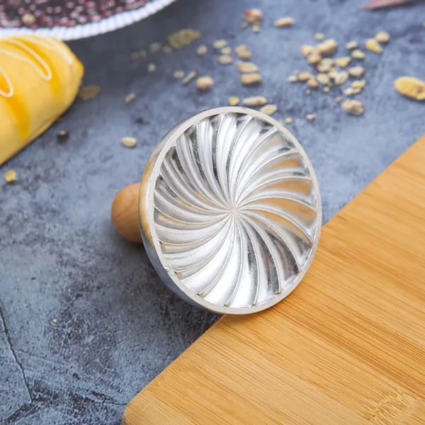 Zinc alloy edge flower biscuit mould dim sum cake smiley face cake mould cake cutter baking 2